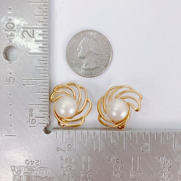Vintage Signed Crown Trifari Earrings Gold Tone Faux Pearl Clip On Mid Century - Picture 10 of 16